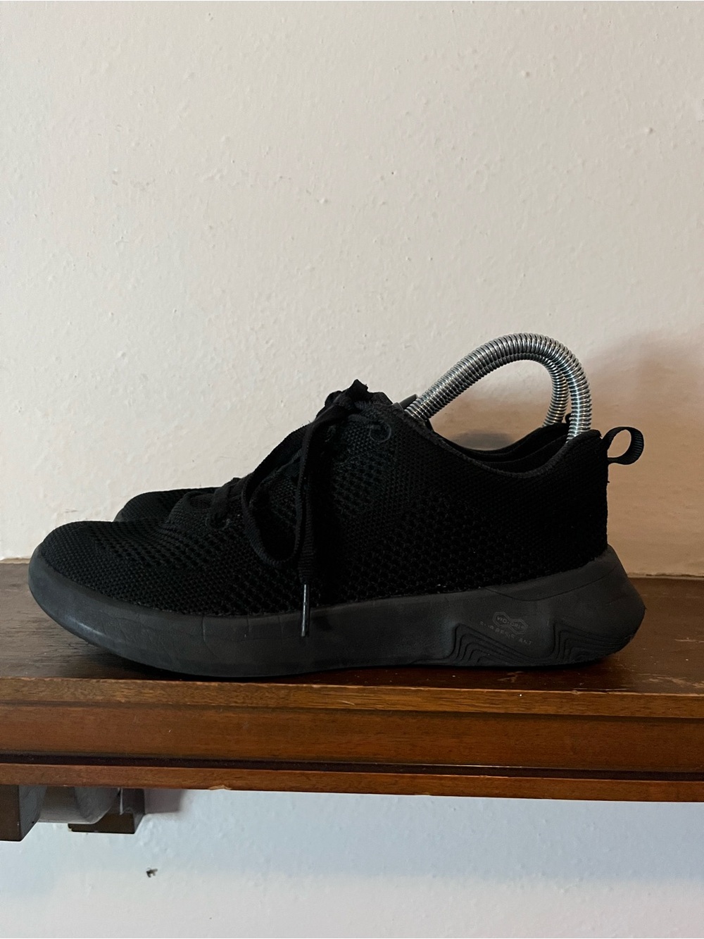 VIONIC Arrival Womenโs Black Sneakers Size 7